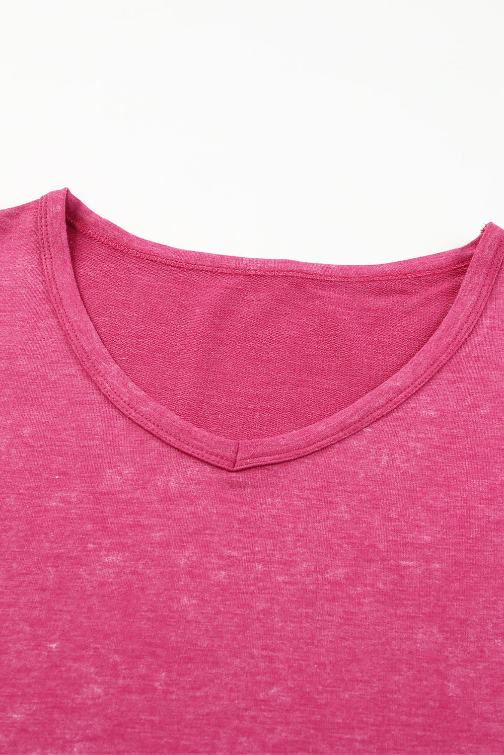 Camiseta de manga corta con cuello en V y lavado mineral