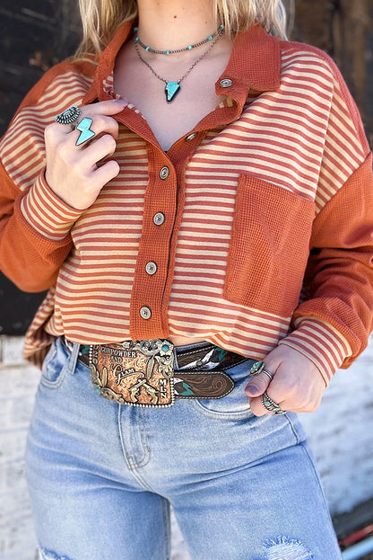 Sweat-shirt boutonné à rayures rouges texturées et épaules tombantes, grande taille
