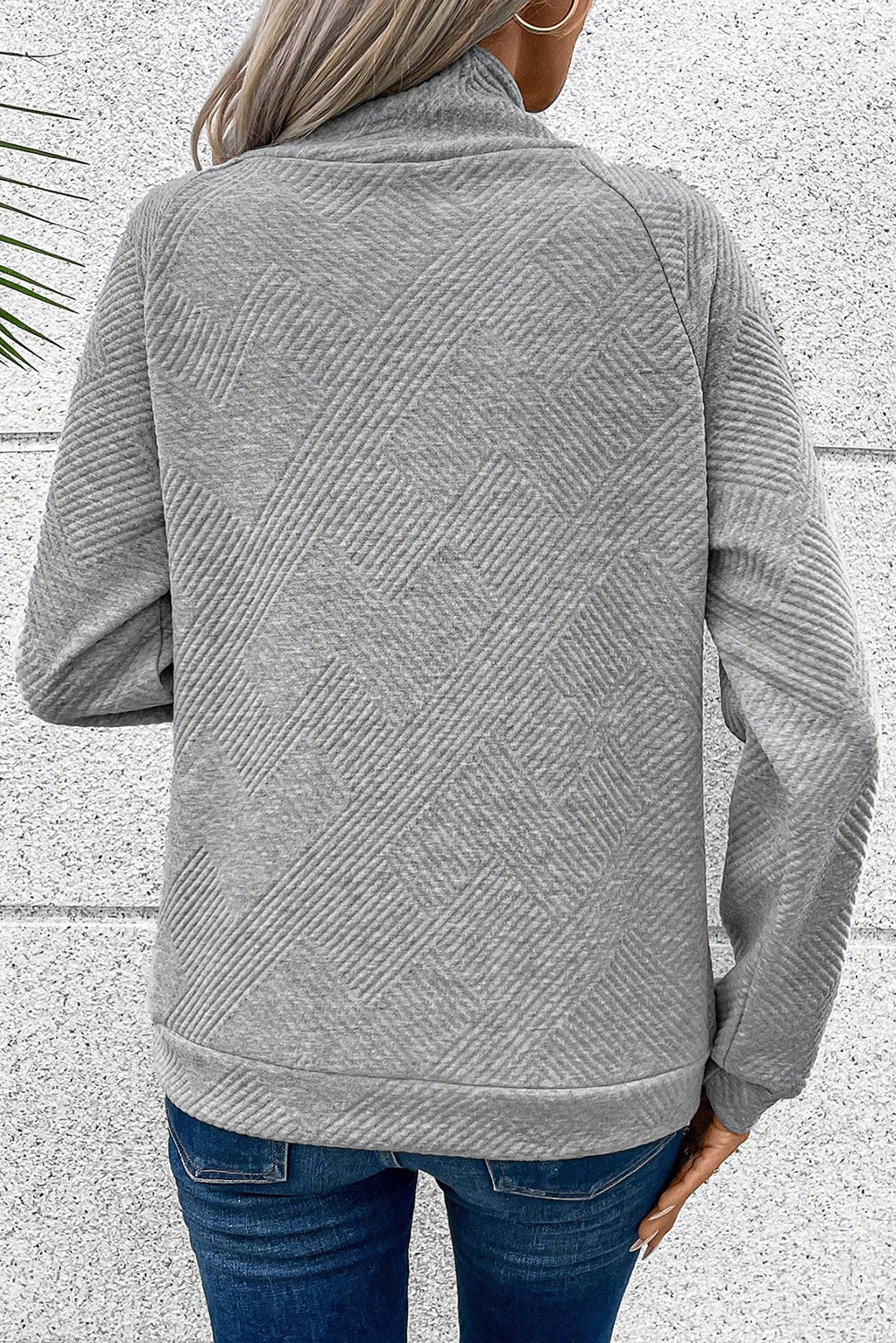 Sweat-shirt texturé gris à col montant et boutons asymétriques 
