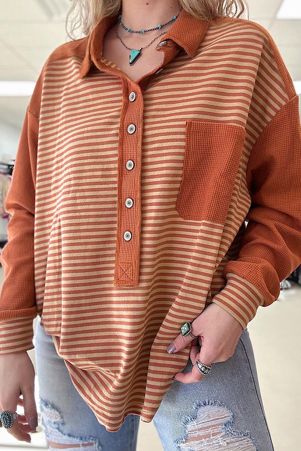 Sweat-shirt boutonné à rayures rouges texturées et épaules tombantes, grande taille