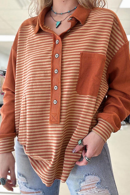 Sweat-shirt boutonné à rayures rouges texturées et épaules tombantes, grande taille