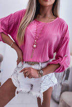 Blusa con mangas enrolladas y textura plisada de rosa 