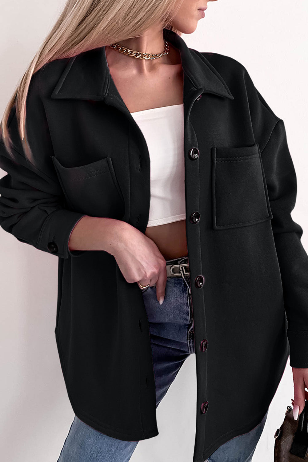 Veste-chemise boutonnée à manches longues et poches de couleur unie noire 