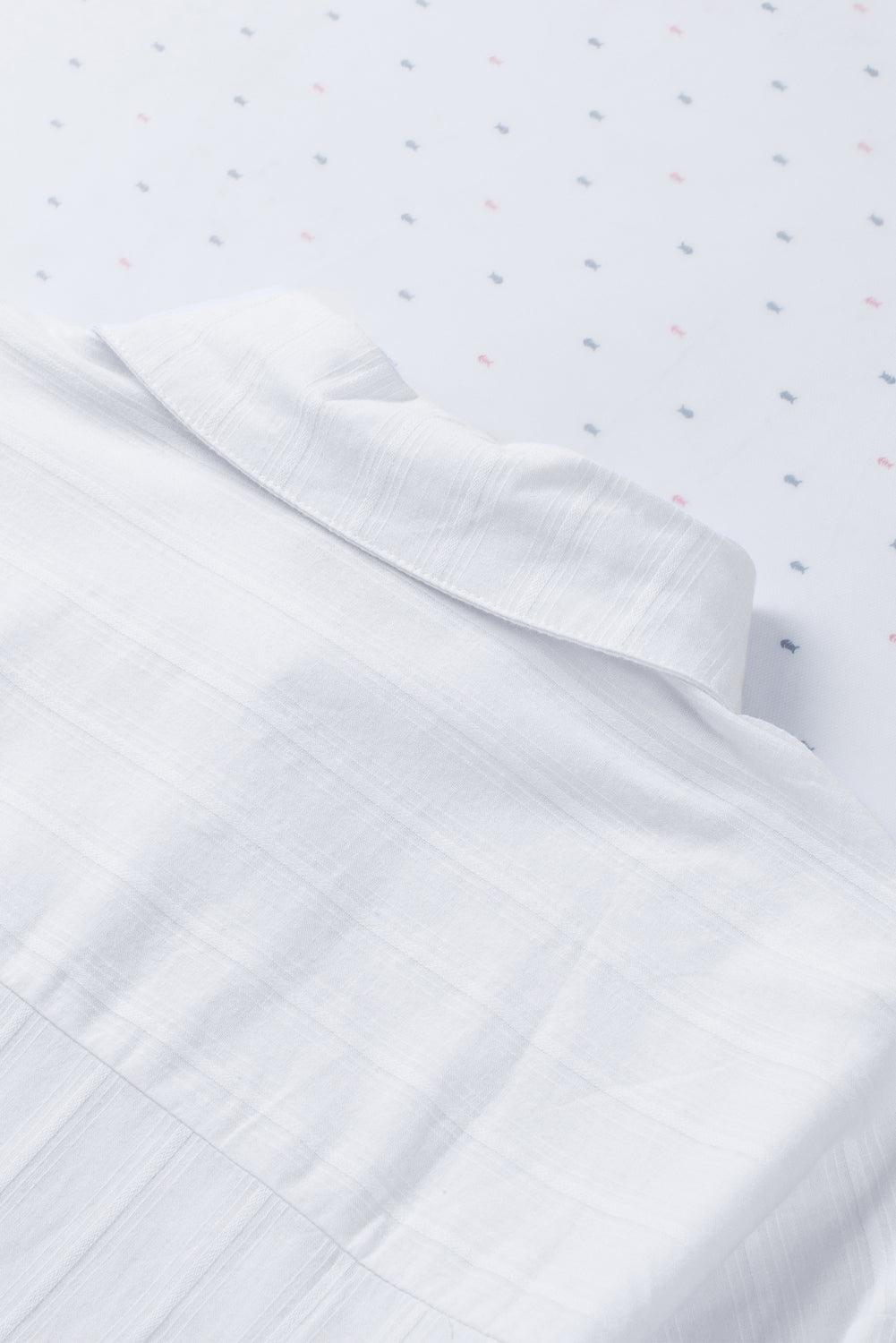 Camisa con botones texturizados y bolsillos