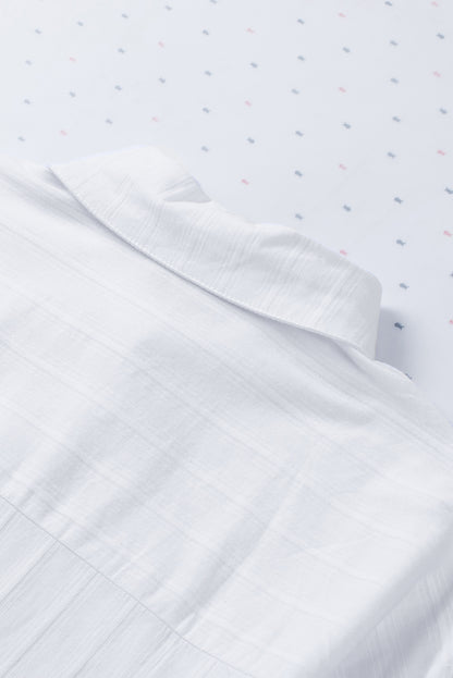 Camisa con botones texturizados y bolsillos