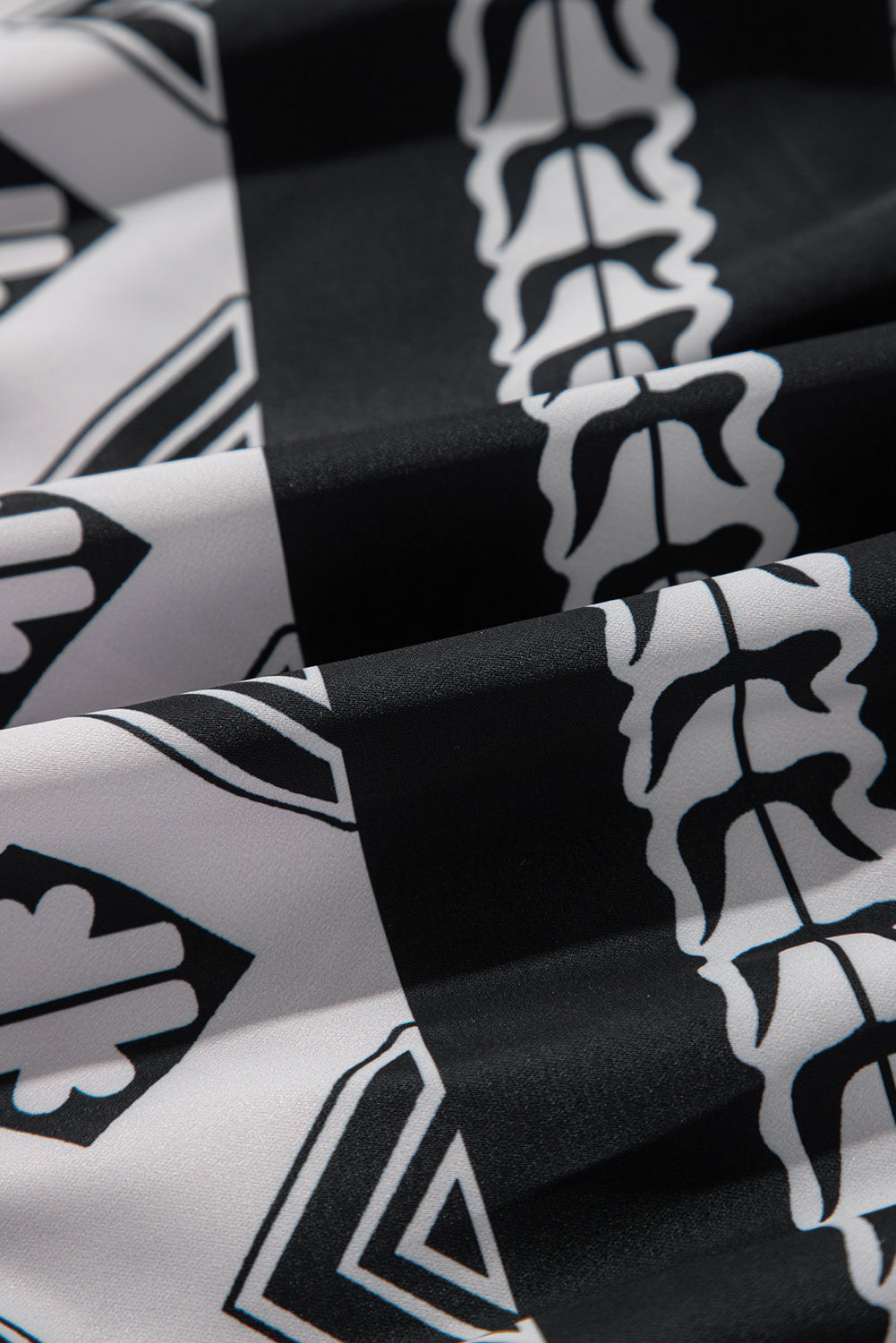 Robe noire à volants et col en V à imprimé géométrique