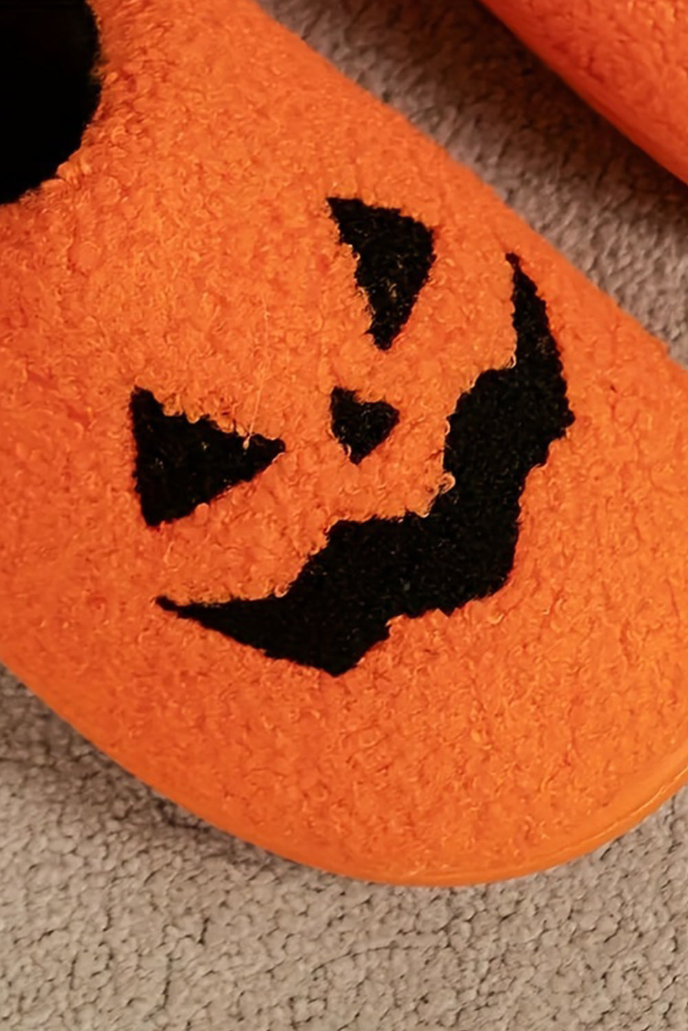 Chaussons en peluche orange à motif citrouille d'Halloween