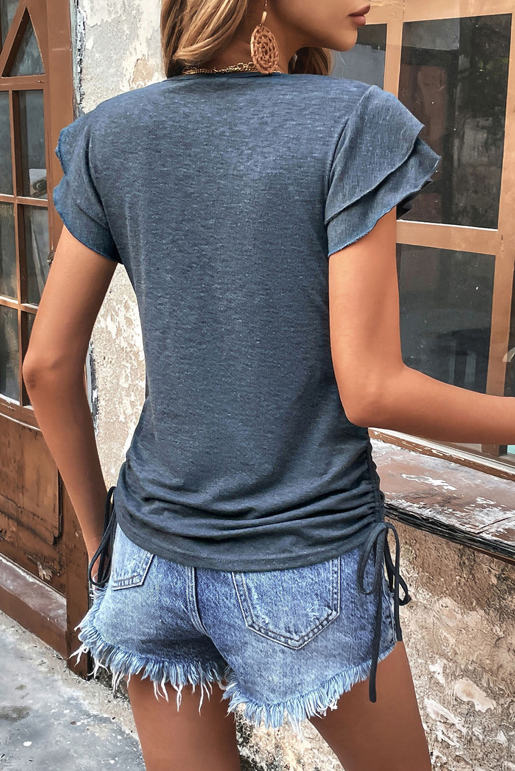 Top con cordón y cuello en V de manga corta con volantes