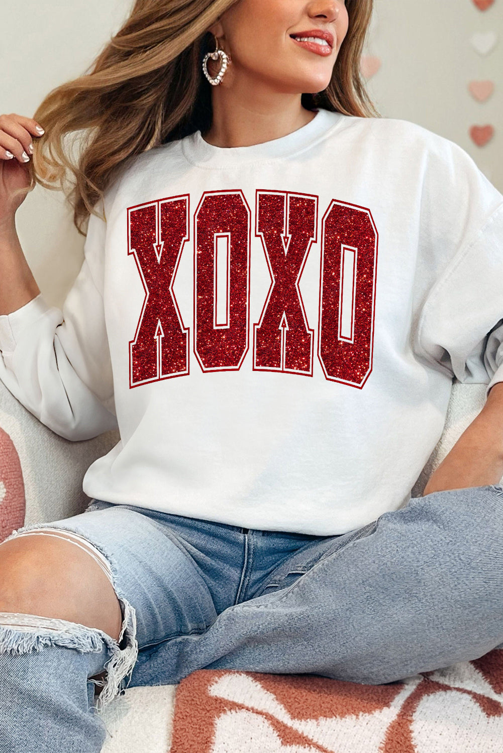 Sweat-shirt ras du cou blanc pailleté XOXO Graphic pour la Saint-Valentin