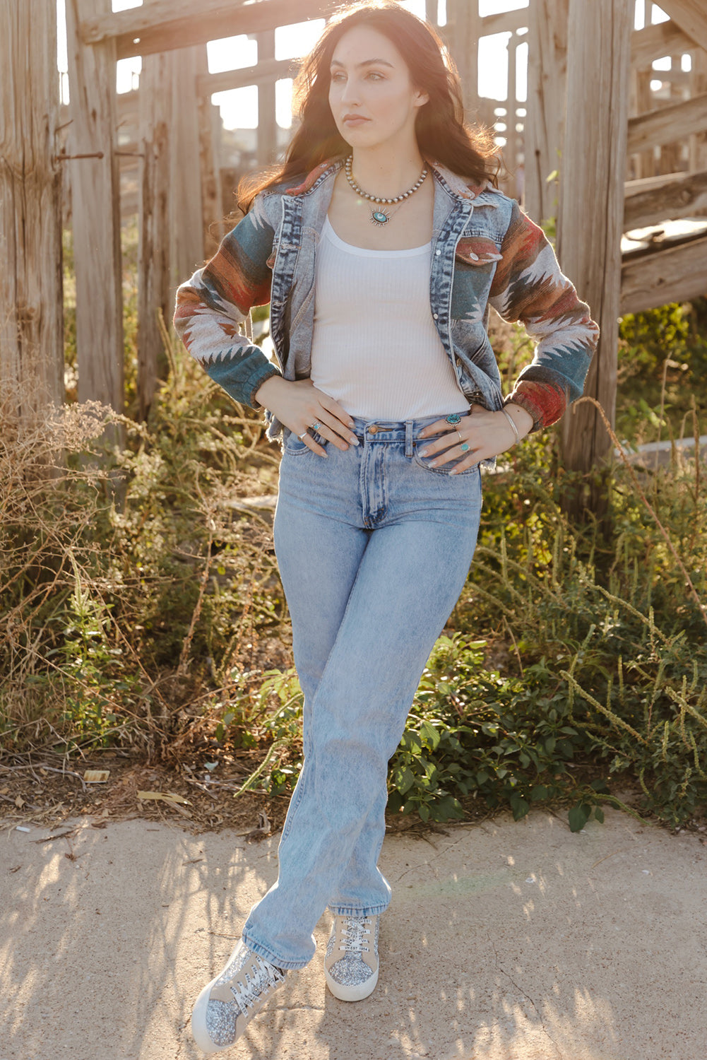 Chaqueta vaquera con dobladillo deshilachado y estampado azteca multicolor