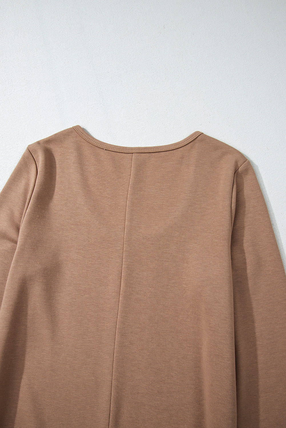 Robe courte à manches longues et col rond en chèvre avec ourlet à volants superposés