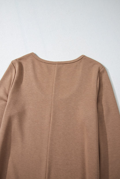 Robe courte à manches longues et col rond en chèvre avec ourlet à volants superposés