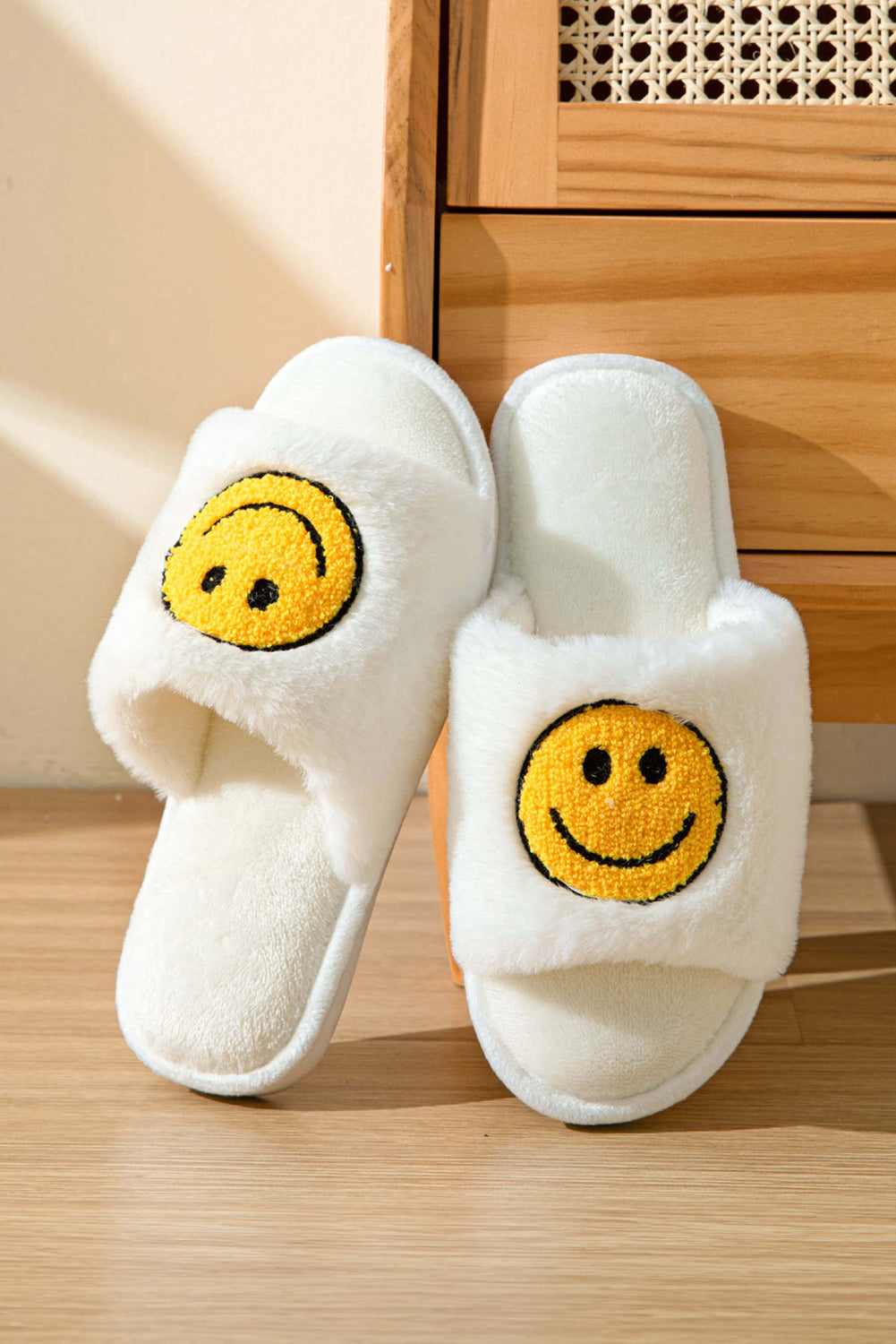Chaussons en peluche à motif émoji sourire blanc