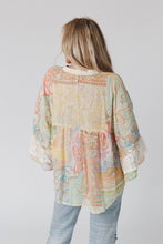 Blusa transparente con botones y cuello en V con encaje y mangas acampanadas con estampado de paisley multicolor 