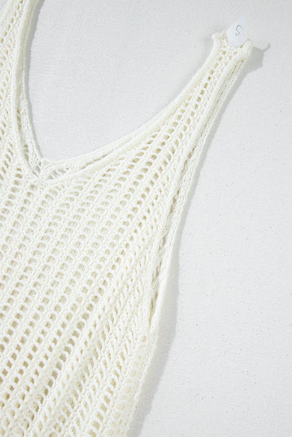 Cache-maillot de plage blanc en résille crochetée avec bords frangés et col en V