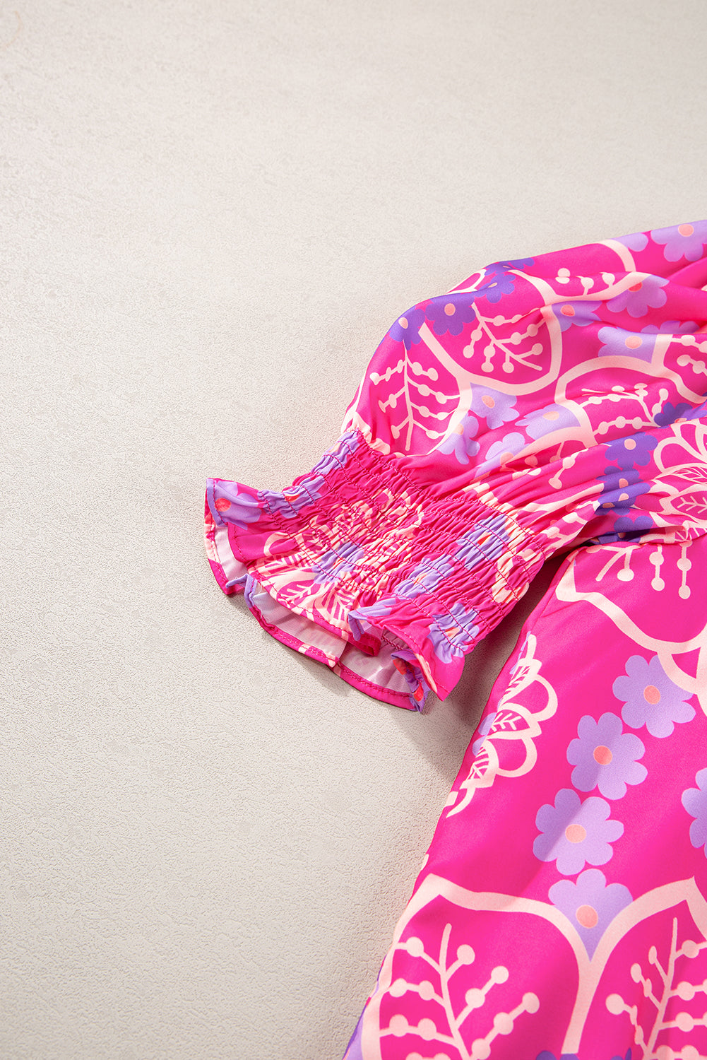 Chemisier à imprimé floral rose, col volanté, manches bouffantes et smockées