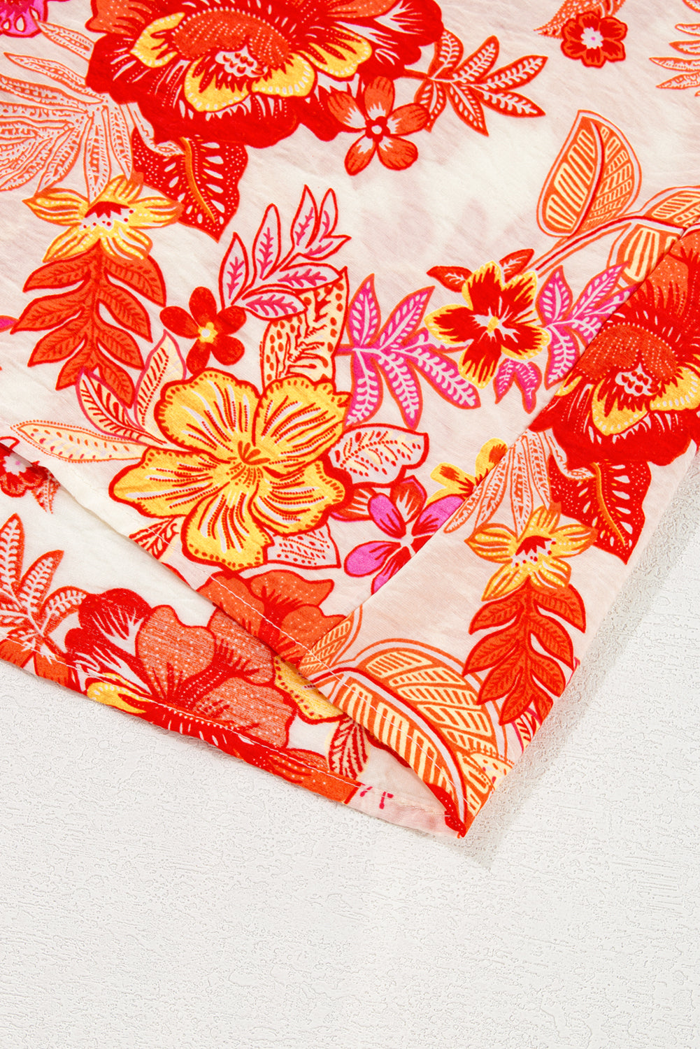 Chemisier orange à imprimé floral, boutons nacrés, manches longues bouffantes et trou de serrure