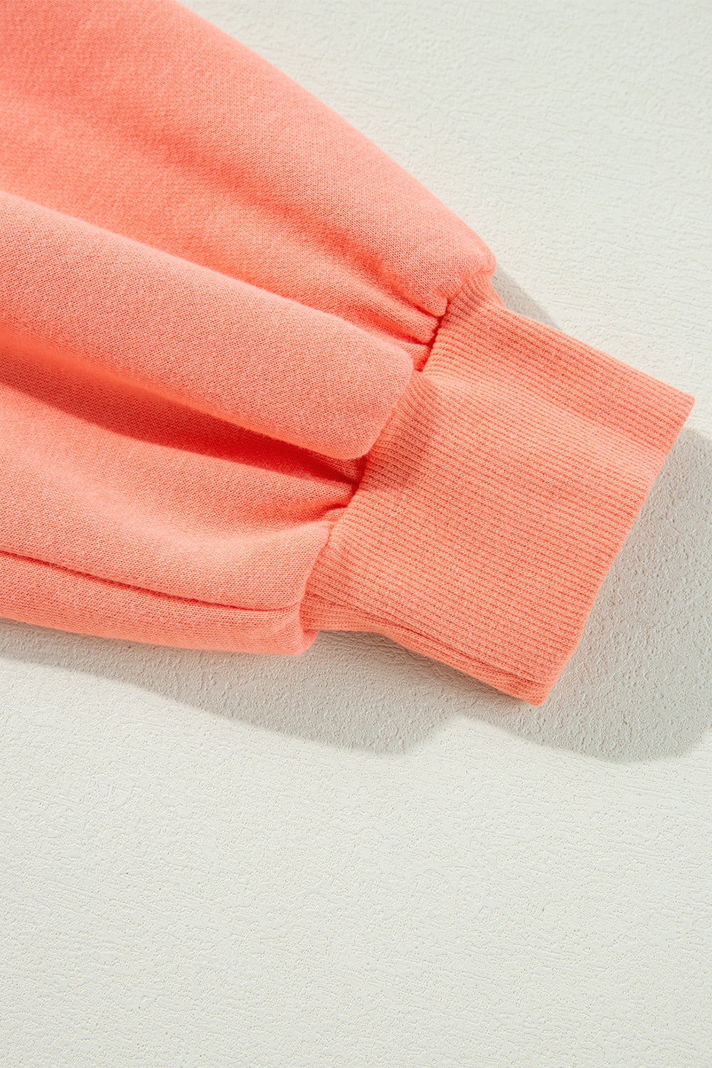 Sweat-shirt ample à col rond et manches rayées avec motif flamant rose arc-en-ciel