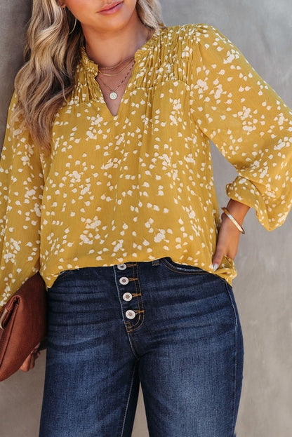 Blusa con cuello dividido y pliegues con estampado floral de talla grande amarillo 
