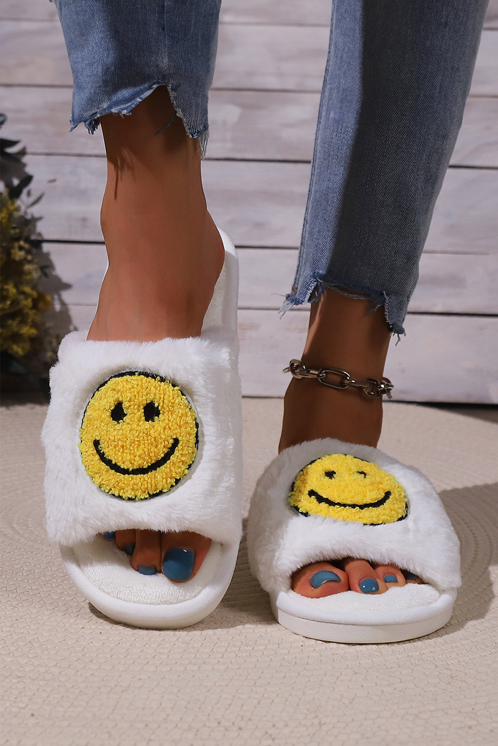 Chaussons en peluche à motif émoji sourire blanc