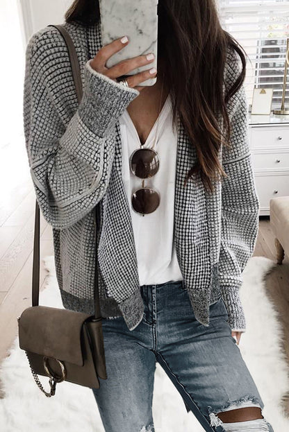 Cardigan ouvert à carreaux gris et bordure contrastée 