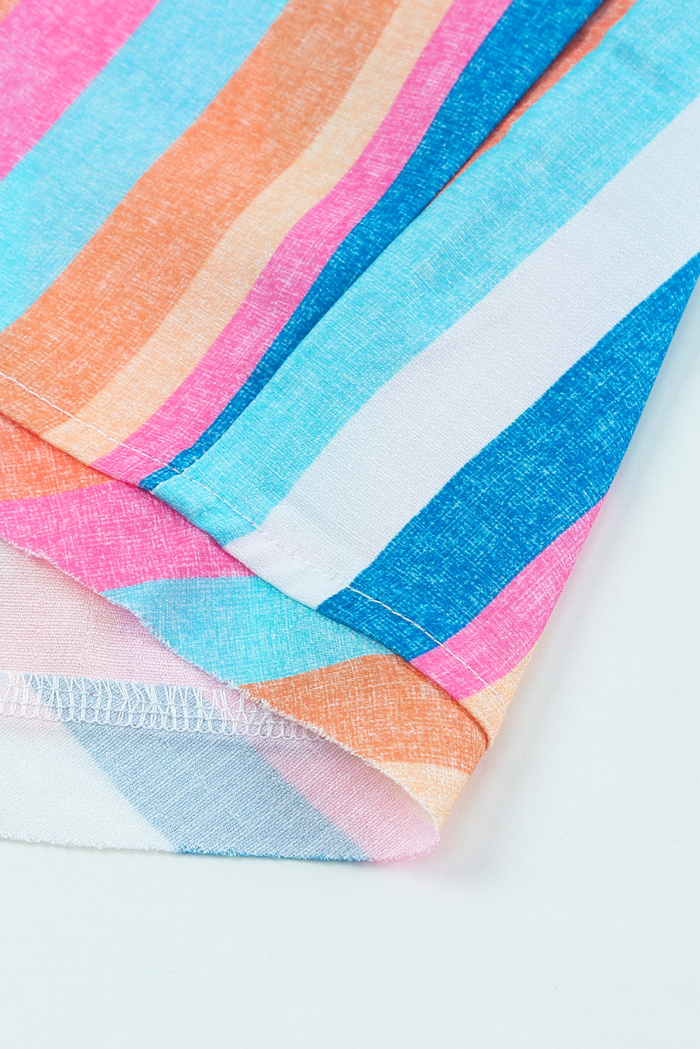 Top de manga japonesa con volantes escalonados y rayas multicolor