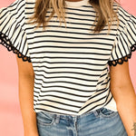 Haut ras du cou à manches courtes et volants en dentelle festonnée à rayures noires