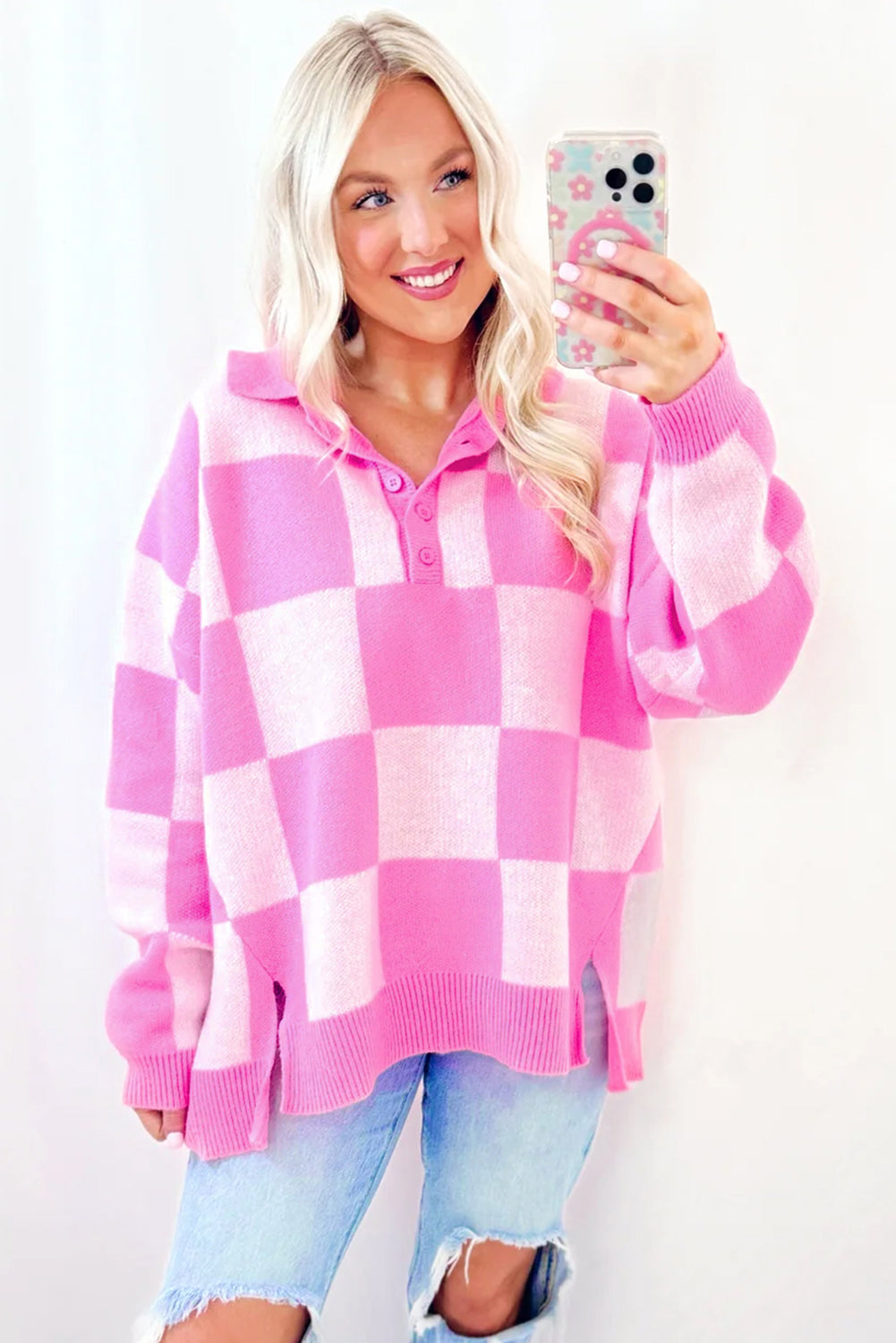 Pull à épaules tombantes et col boutonné à motif damier rose