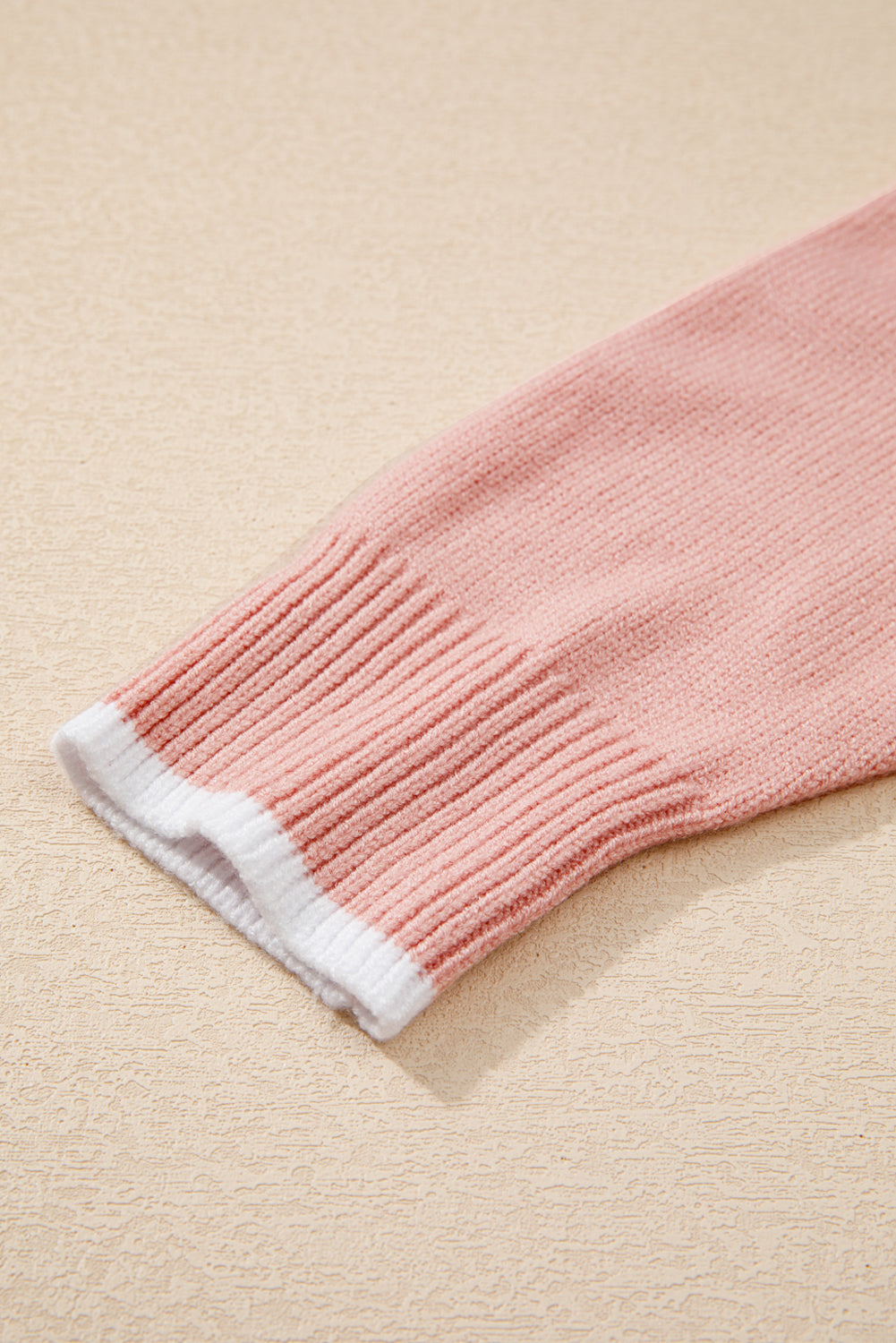 Pull à manches longues rose clair à volants et bordure côtelée avec nœud papillon