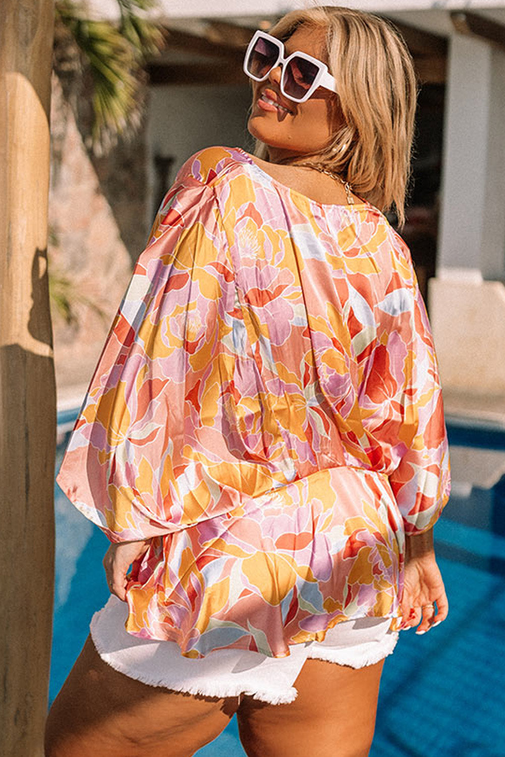 Blusa peplum con cuello en V y estampado floral de talla grande 