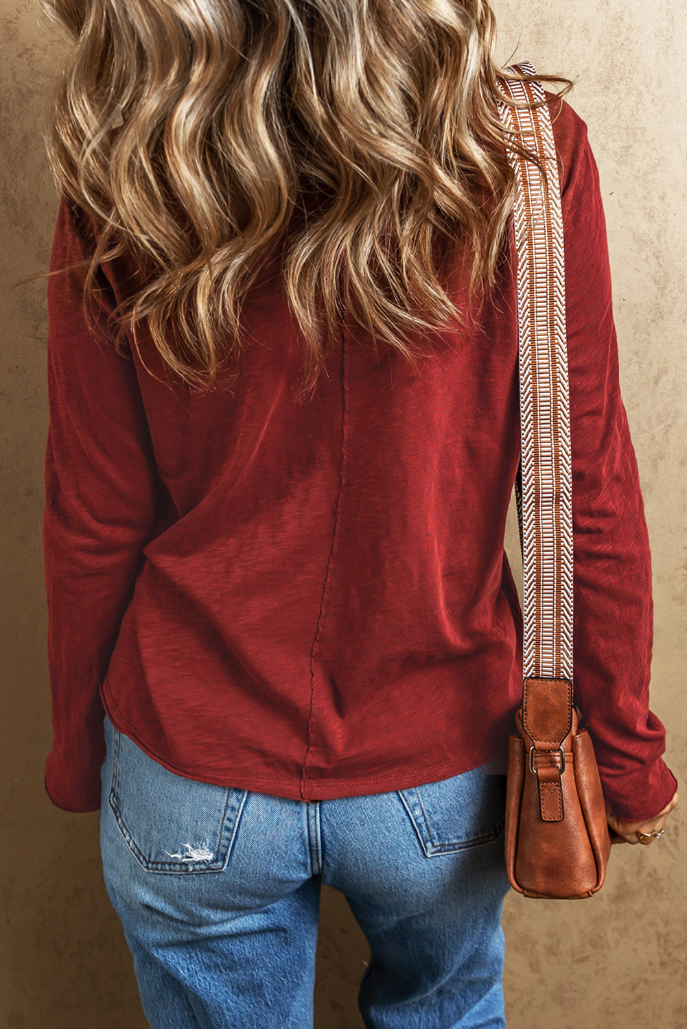 Haut à col en V avec nœud en forme de cœur et paillettes en bois de santal rouge