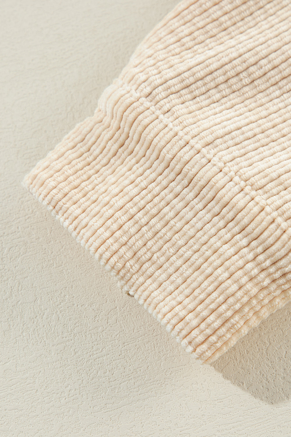 Veste-chemise boutonnée en velours côtelé couleur avoine avec poche à rabat