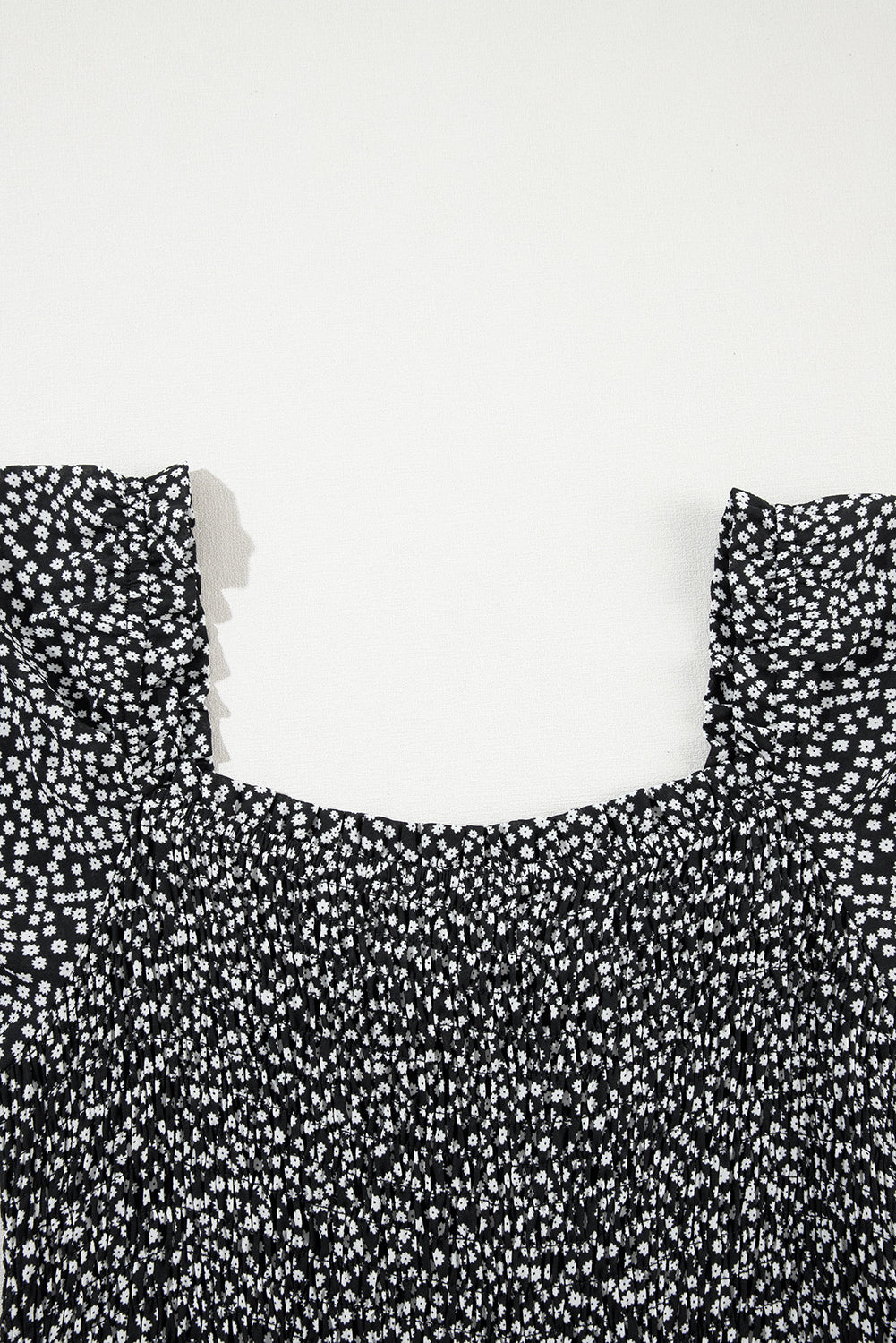 Robe mi-longue noire à imprimé floral et manches longues à col carré