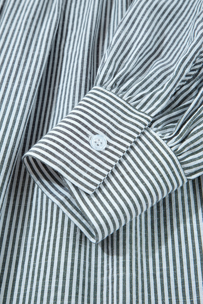 Robe courte noire à rayures et à fleurs, col en V, manches longues