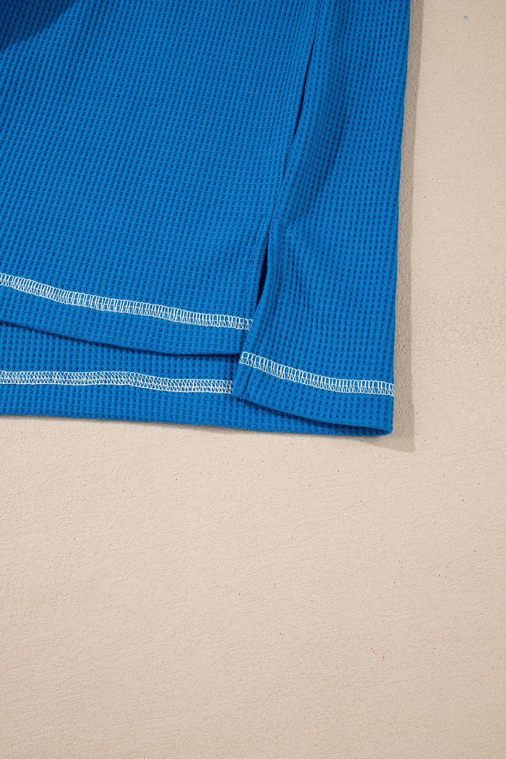 Chemisier en maille côtelée bleu ciel à manches patchwork florales et col en V