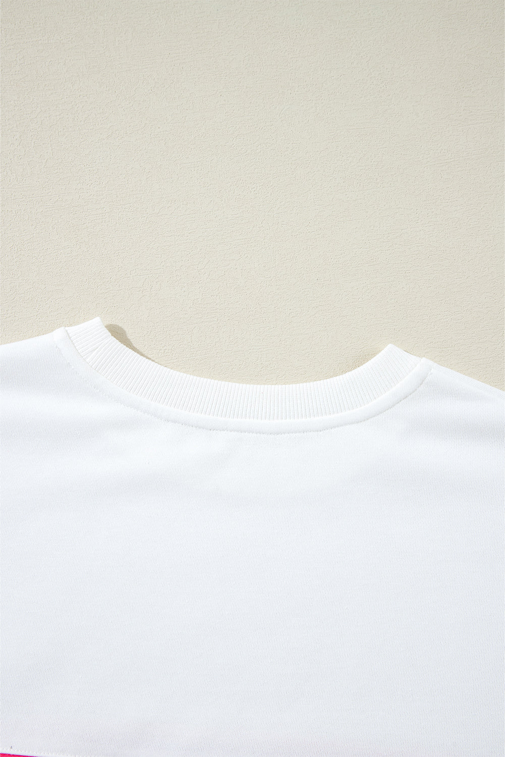 T-shirt à manches longues blanc à rayures colorées