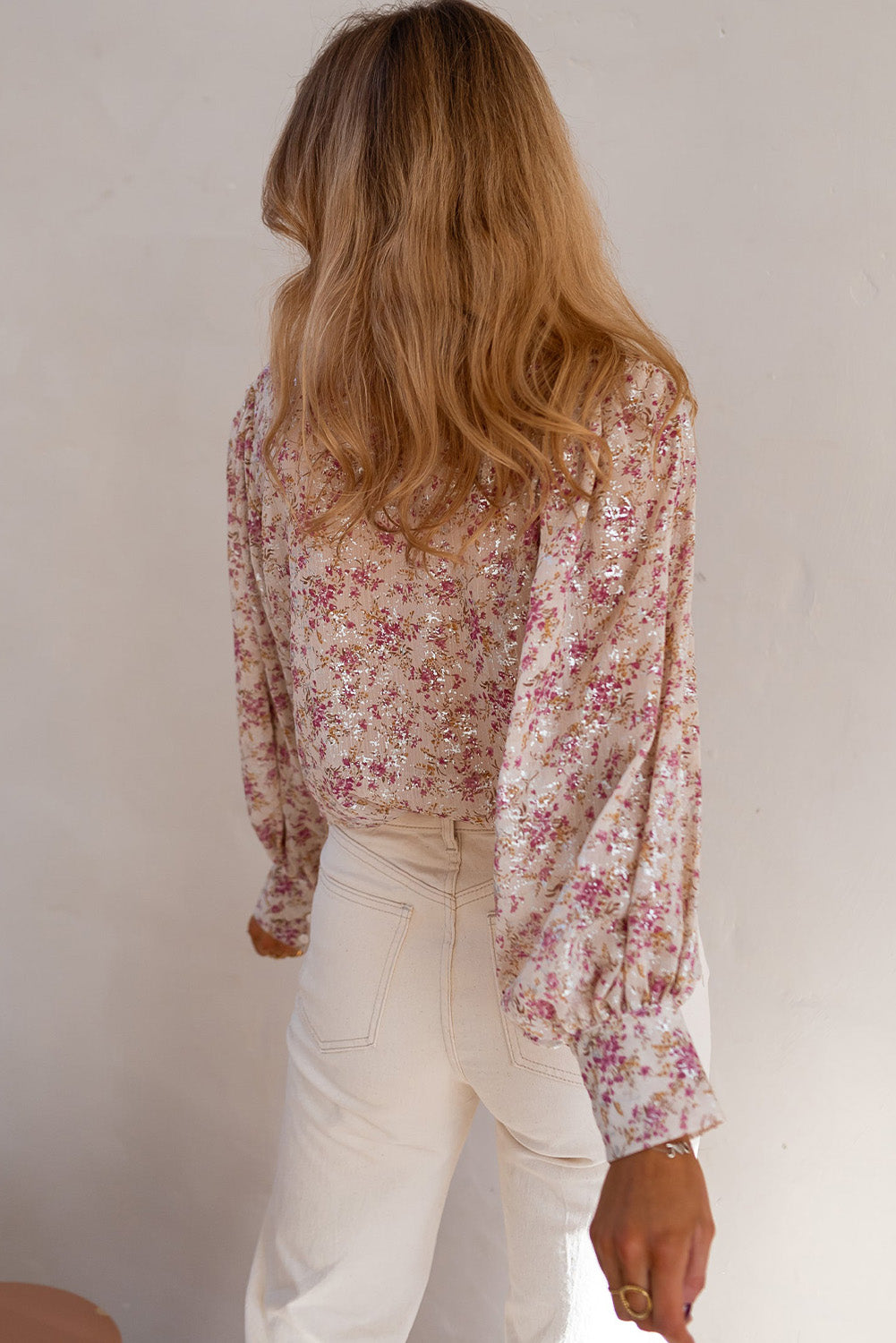 Chemise à col en V et manches évasées à imprimé floral rose