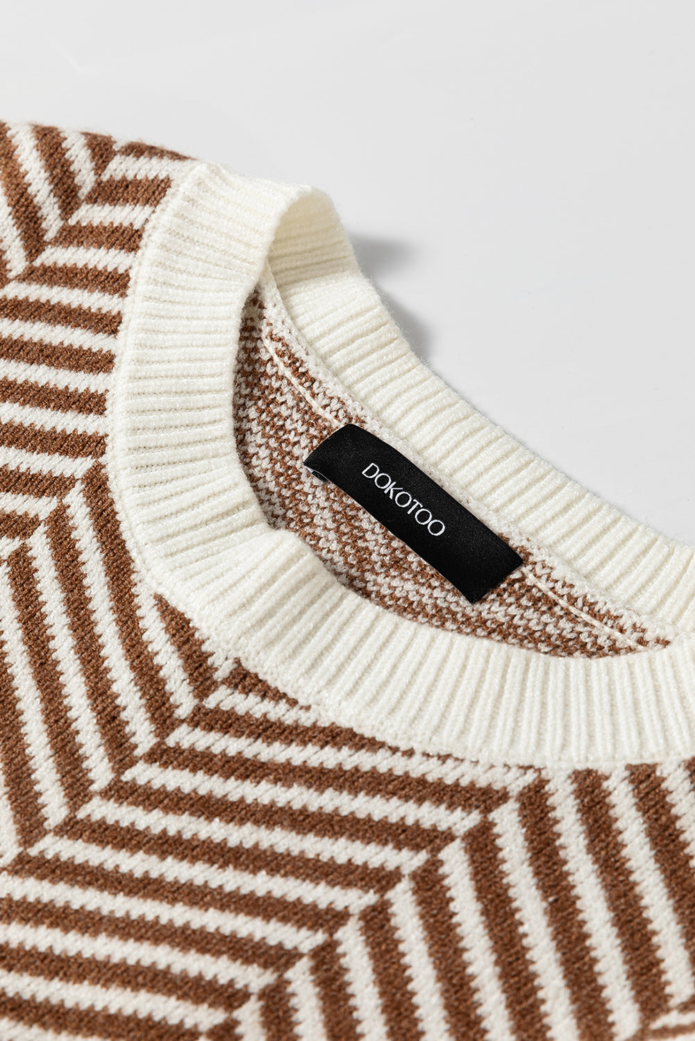 Pull ras du cou à épaules tombantes et bords contrastés couleur café