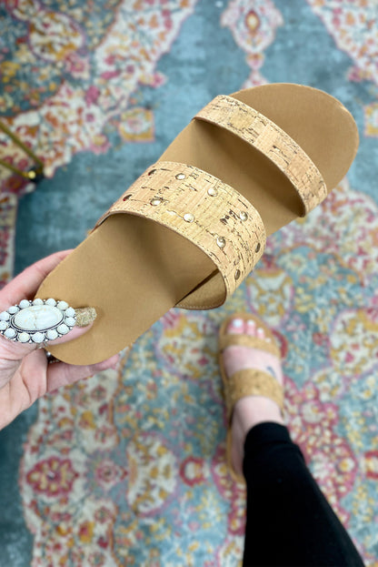 Chaussons compensés à double bride et rivets camel