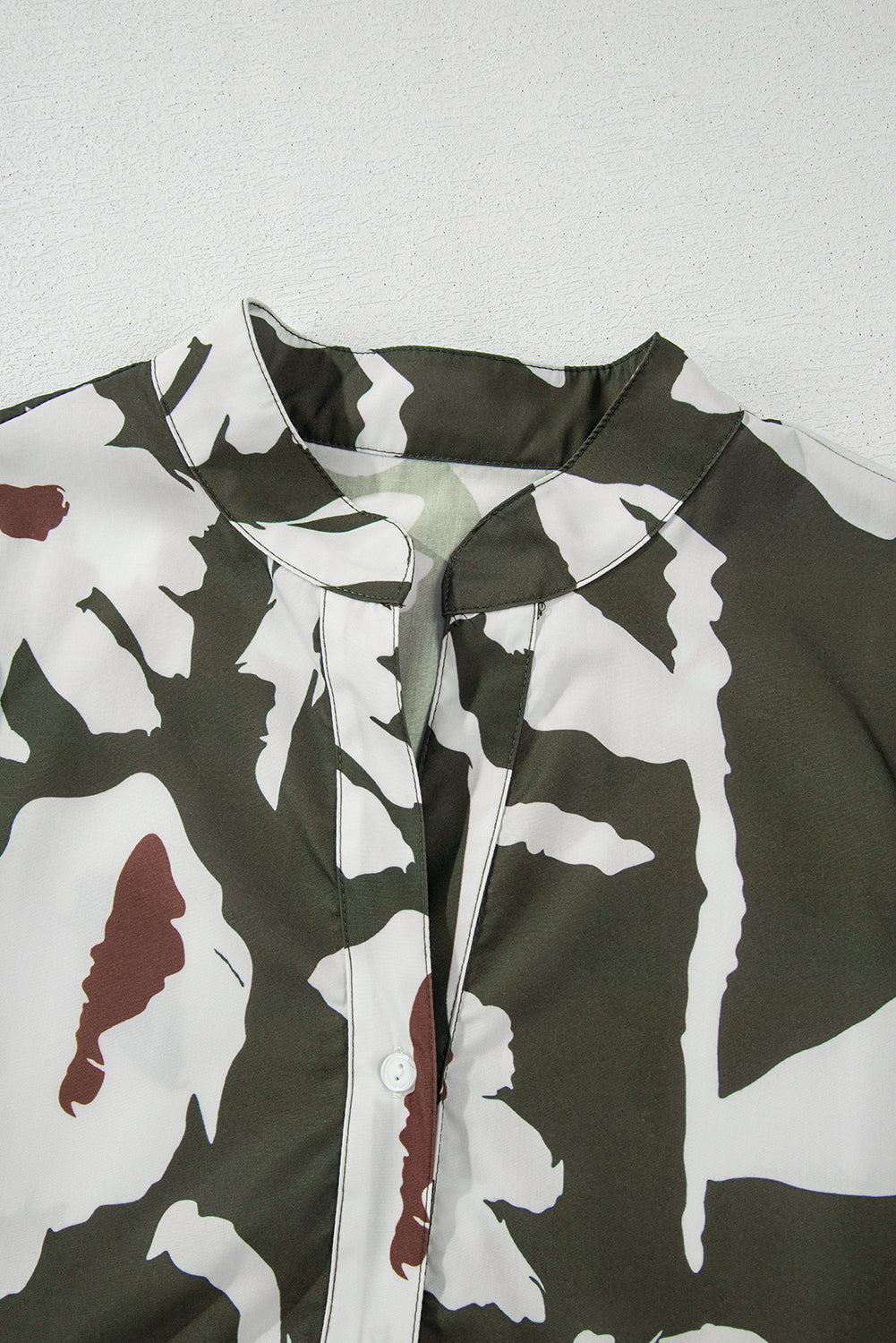 Chemisier à manches bouffantes et demi-bouton à imprimé floral abstrait trèfle à quatre feuilles