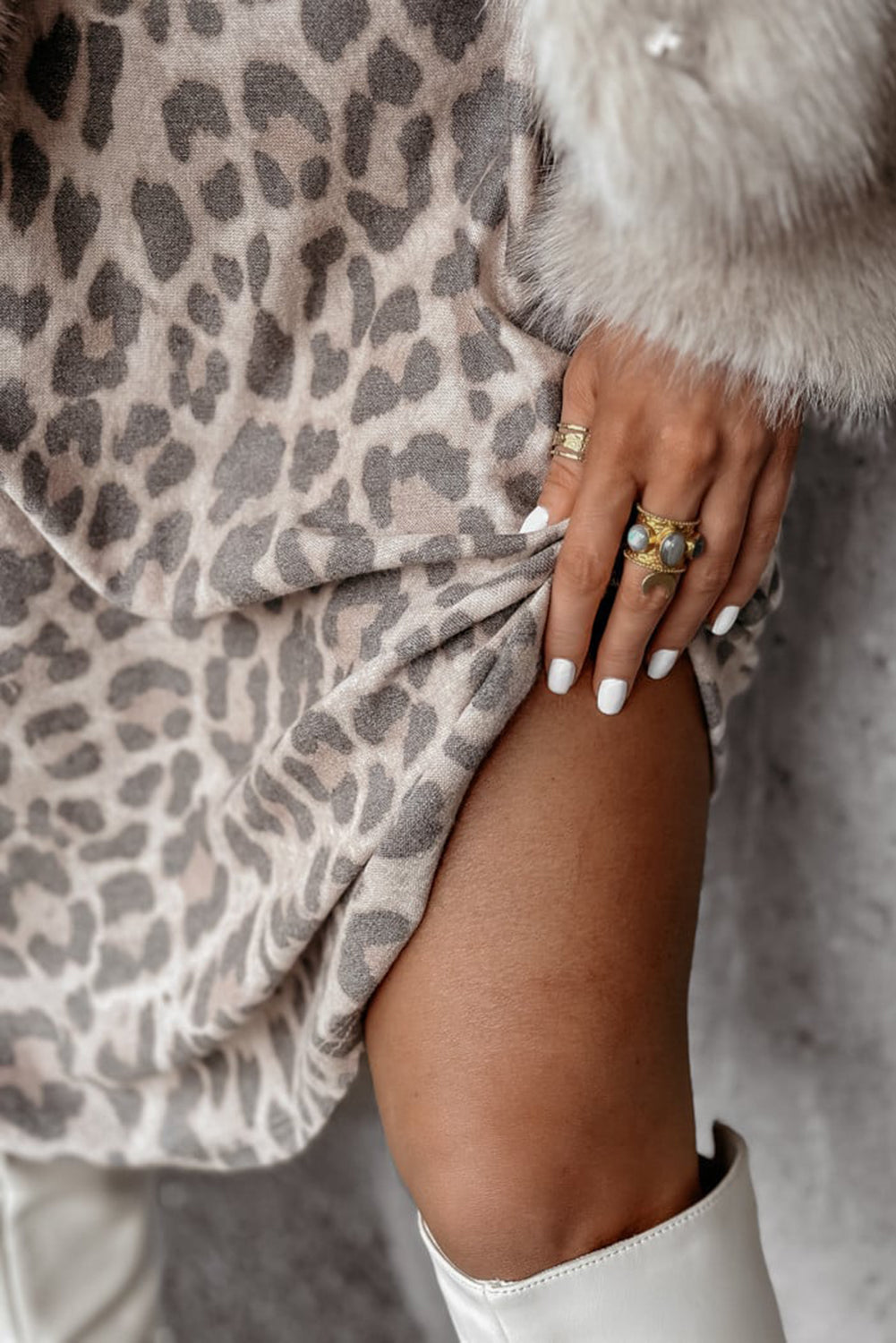 Mini-robe ample grise à imprimé léopard et col en V