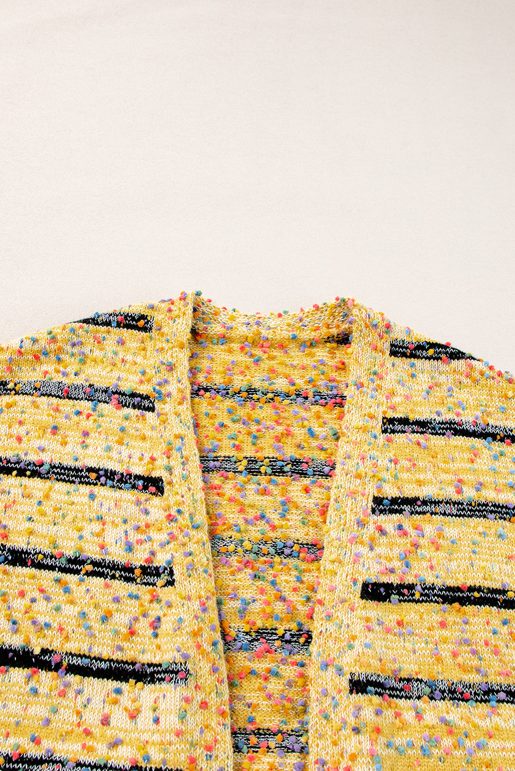 Cardigan long ouvert sur le devant en tricot à pompons et rayures beiges