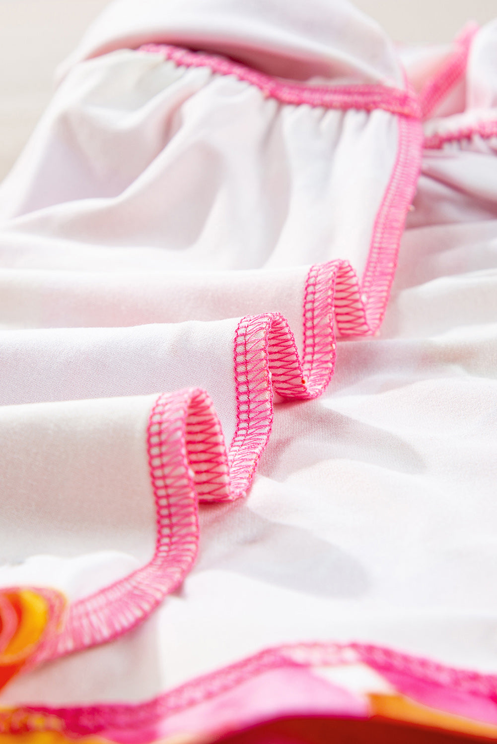 Chemisier babydoll orange à imprimé abstrait, manches 3/4, col en V et volants