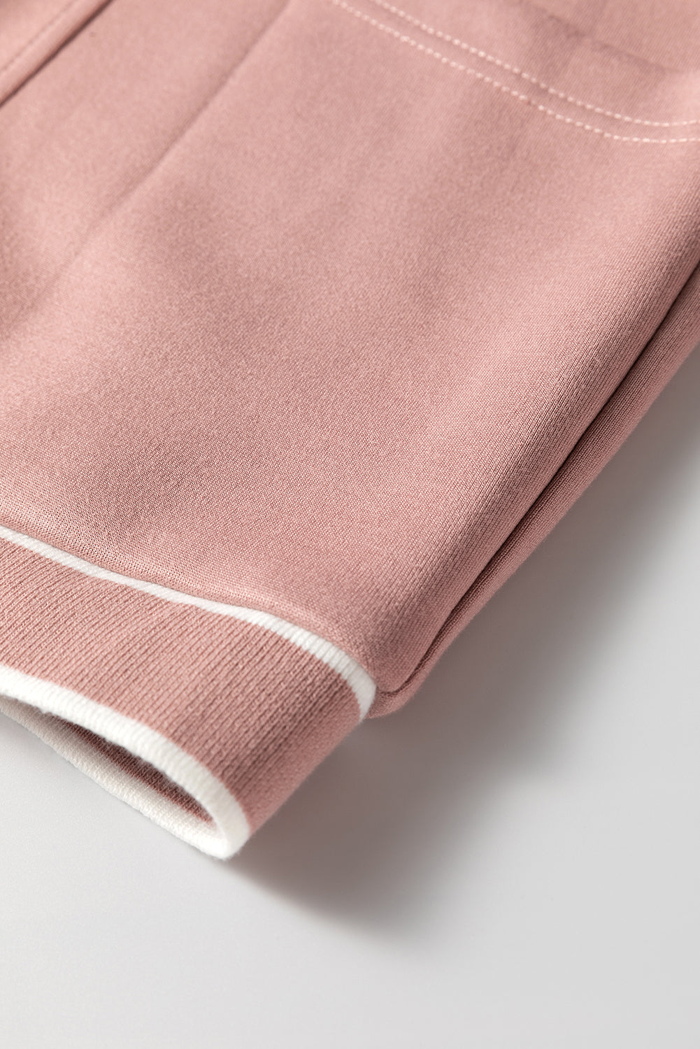 Cardigan en tricot à rayures roses contrastées, col en V, boutonné sur le devant, poches