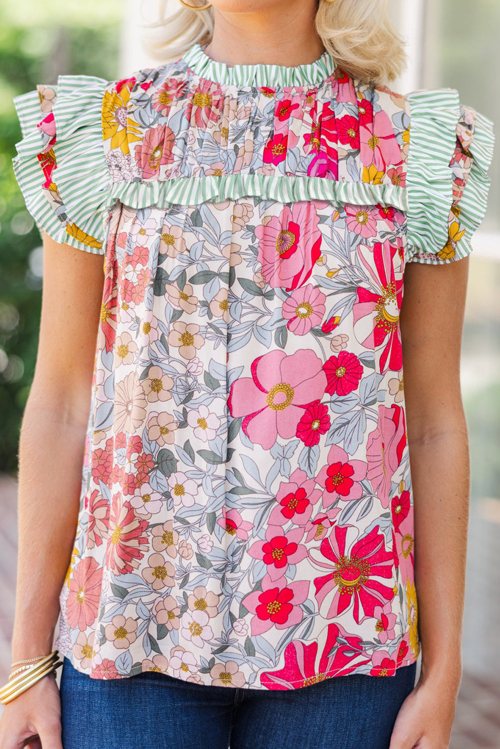 Chemisier à manches courtes à imprimé floral rose et bordure à volants contrastés