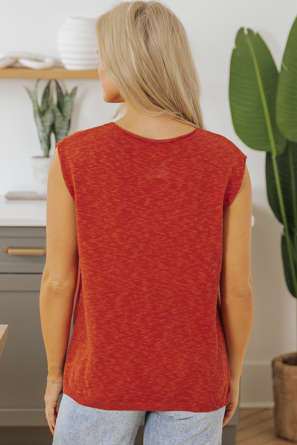 Pull orange uni à manches courtes et col en V fendu