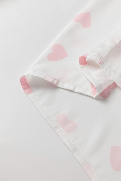 Chemise blanche à manches bouffantes et épaules tombantes avec imprimé cœur