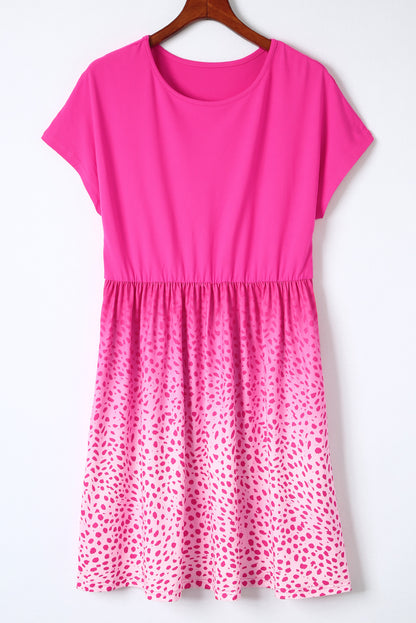 Robe t-shirt décontractée à pois contrastés et poches 