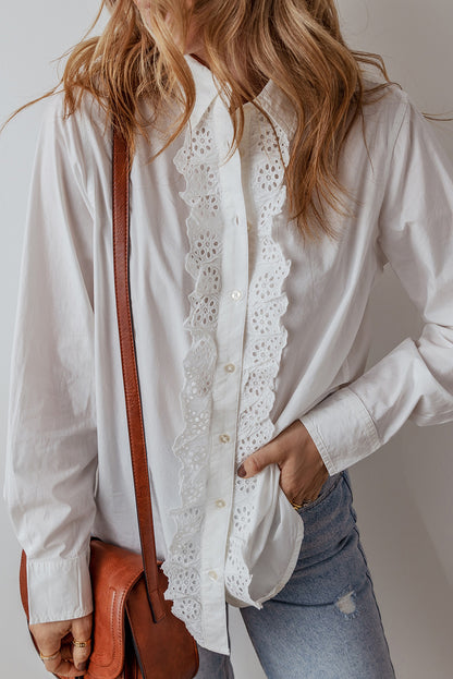 Chemise boutonnée à col rabattu et bordure en dentelle blanche au crochet