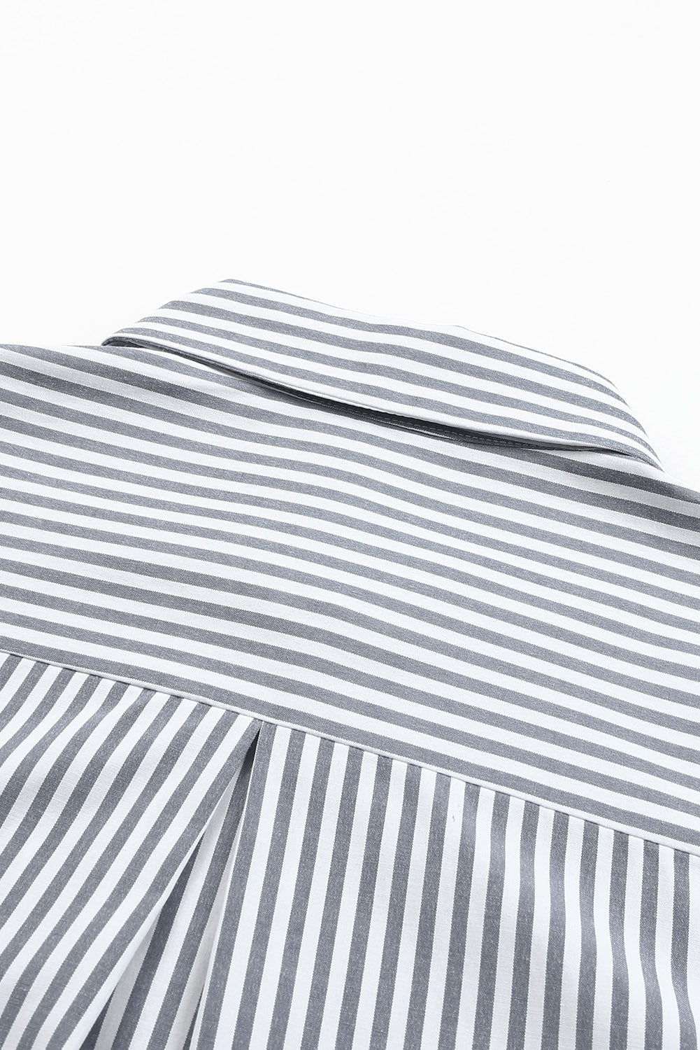 Camisa de manga larga con botones y bolsillos a rayas